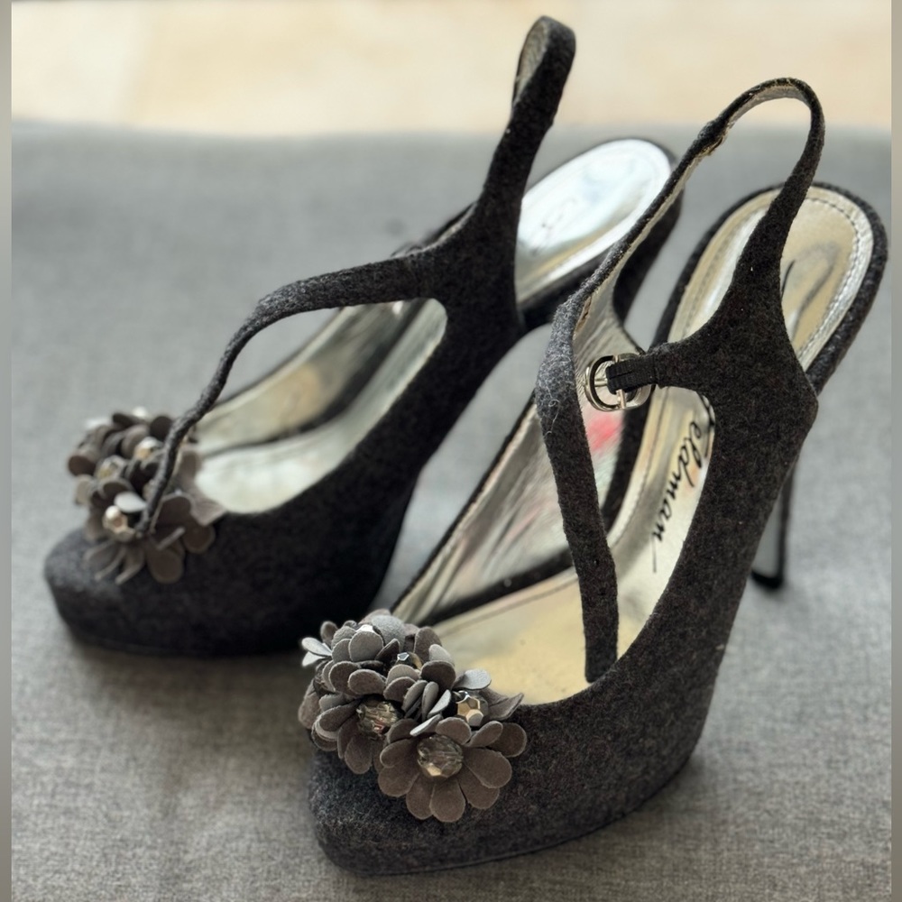 Beverly Feldman Gray Wool Heels. Size 6.5 M